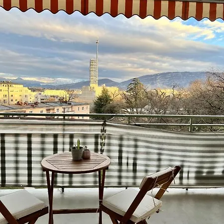 Beautiful Park View Next To Un *